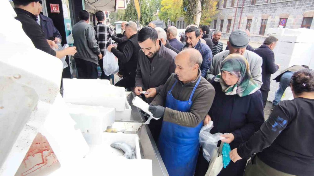 Kars’ta Palamutun Tanesi 50 Liradan Satılıyor.. Balık Tezgahlarında Hareketlilik!