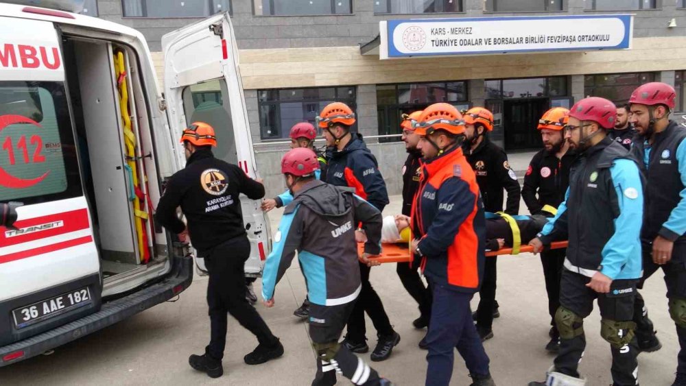 Okulda Afet Tatbikatı Yapıldı.. Öğrenciler 45 Saniyede Tahliye Sürecine Başladı!