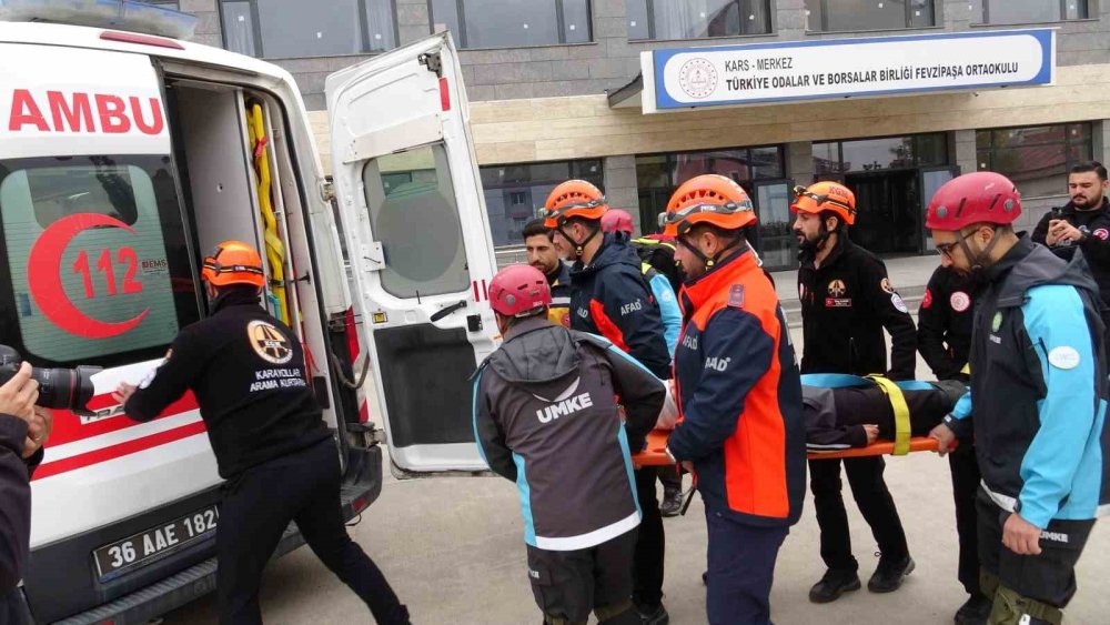 Okulda Afet Tatbikatı Yapıldı.. Öğrenciler 45 Saniyede Tahliye Sürecine Başladı!