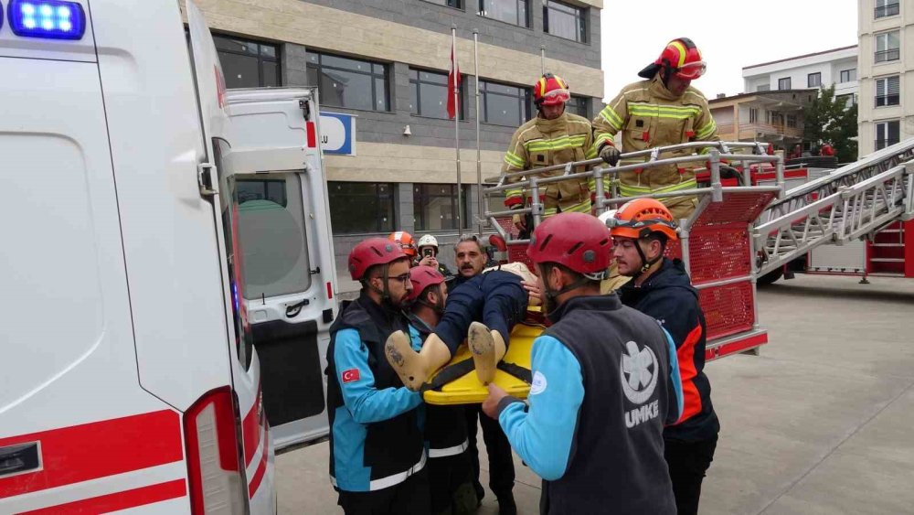 Okulda Afet Tatbikatı Yapıldı.. Öğrenciler 45 Saniyede Tahliye Sürecine Başladı!