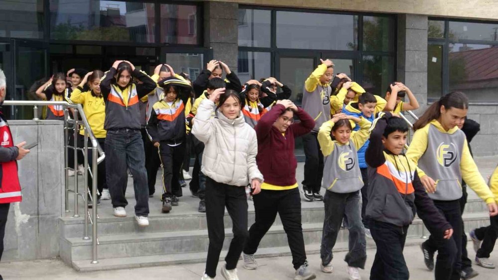 Okulda Afet Tatbikatı Yapıldı.. Öğrenciler 45 Saniyede Tahliye Sürecine Başladı!