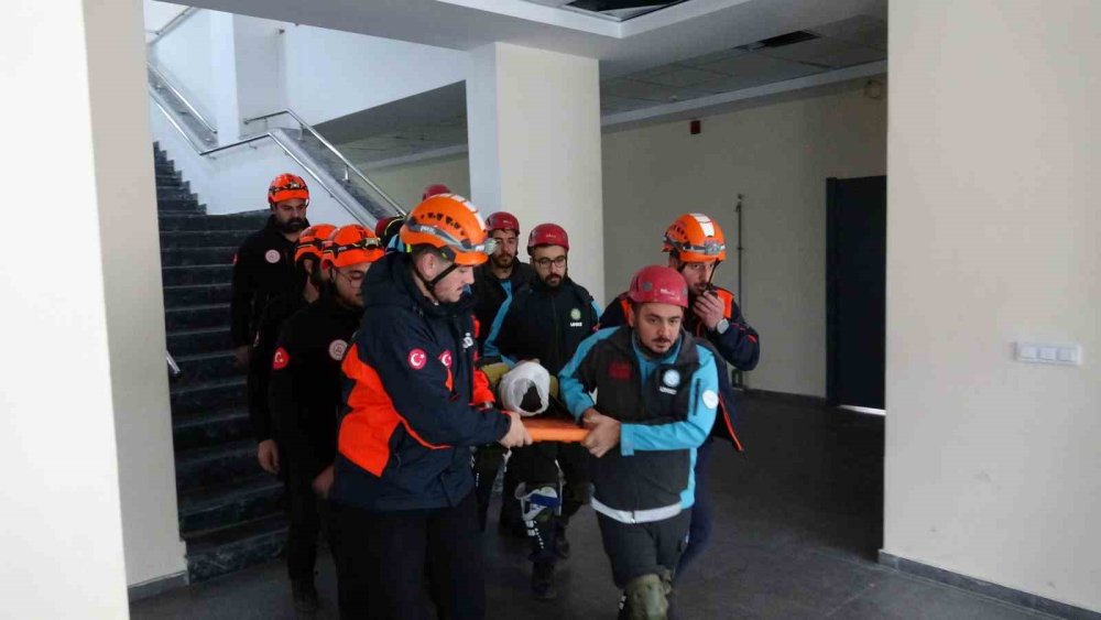 Okulda Afet Tatbikatı Yapıldı.. Öğrenciler 45 Saniyede Tahliye Sürecine Başladı!