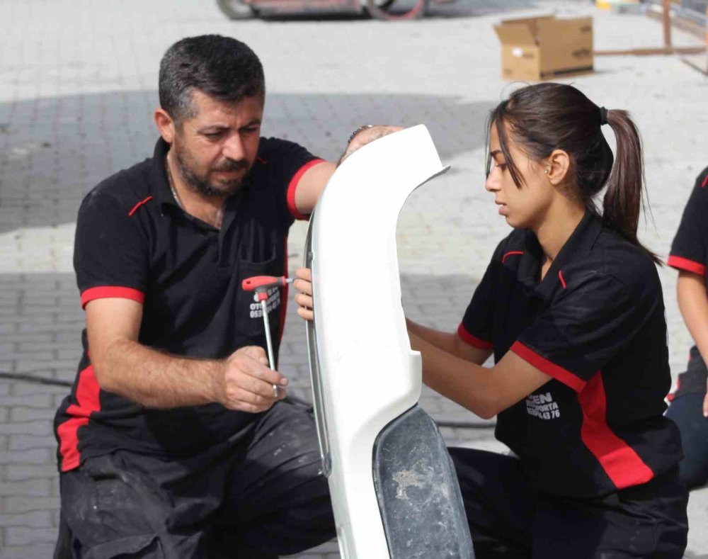 Babasının Yanında Mesleği Öğrendi.. 17 Yaşındaki Fatma Ustalığa Hazırlanıyor!