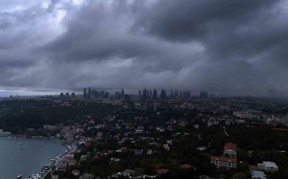 İ̇stanbul’da Hava Karardı, Yağmur Bulutlarının Girişi Böyle Görüntülendi