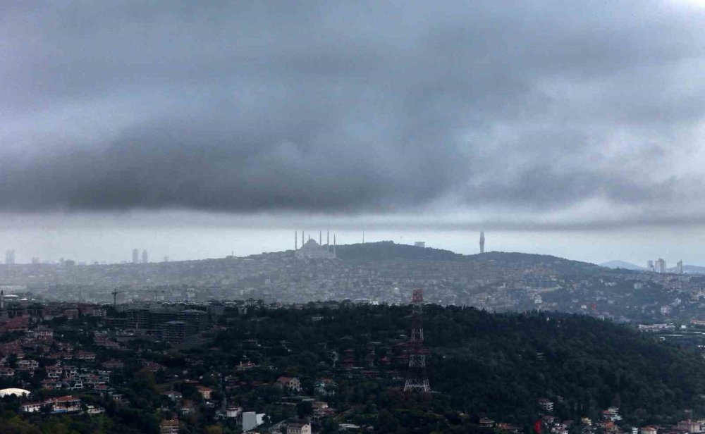 İ̇stanbul’da Hava Karardı, Yağmur Bulutlarının Girişi Böyle Görüntülendi