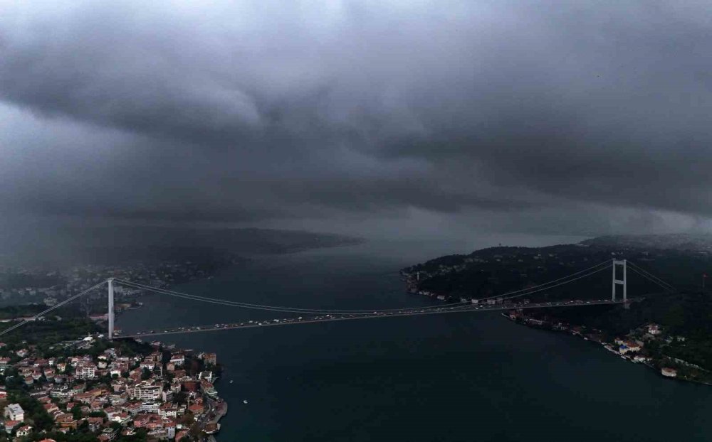 İ̇stanbul’da Hava Karardı, Yağmur Bulutlarının Girişi Böyle Görüntülendi