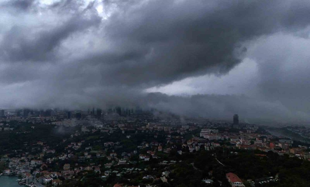 İ̇stanbul’da Hava Karardı, Yağmur Bulutlarının Girişi Böyle Görüntülendi