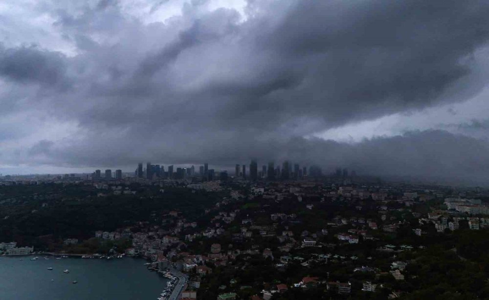 İ̇stanbul’da Hava Karardı, Yağmur Bulutlarının Girişi Böyle Görüntülendi