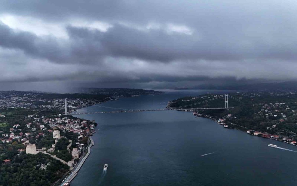 İ̇stanbul’da Hava Karardı, Yağmur Bulutlarının Girişi Böyle Görüntülendi