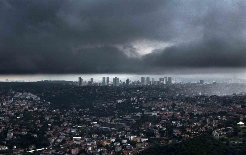 İ̇stanbul’da Hava Karardı, Yağmur Bulutlarının Girişi Böyle Görüntülendi