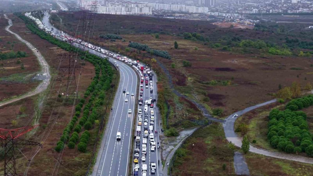 İstanbul’da Kuvvetli Yağış Ulaşımı Aksattı.. Ev ve İş Yerlerini Su Bastı!