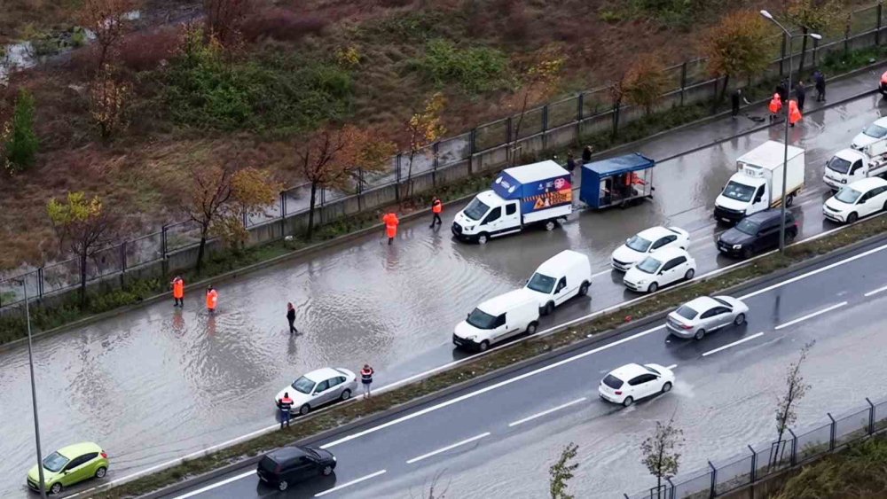 İstanbul’da Kuvvetli Yağış Ulaşımı Aksattı.. Ev ve İş Yerlerini Su Bastı!