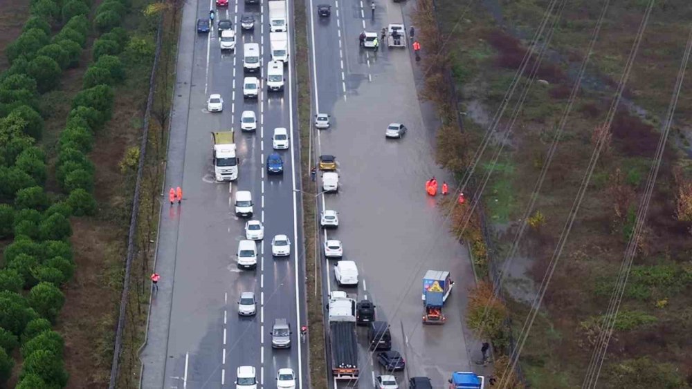 İstanbul’da Kuvvetli Yağış Ulaşımı Aksattı.. Ev ve İş Yerlerini Su Bastı!