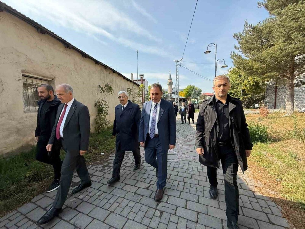 Kars Belediyesi’nden Esnafa Kaldırım Uyarısı.. İhlalde Para Cezası, Ruhsat İptali!