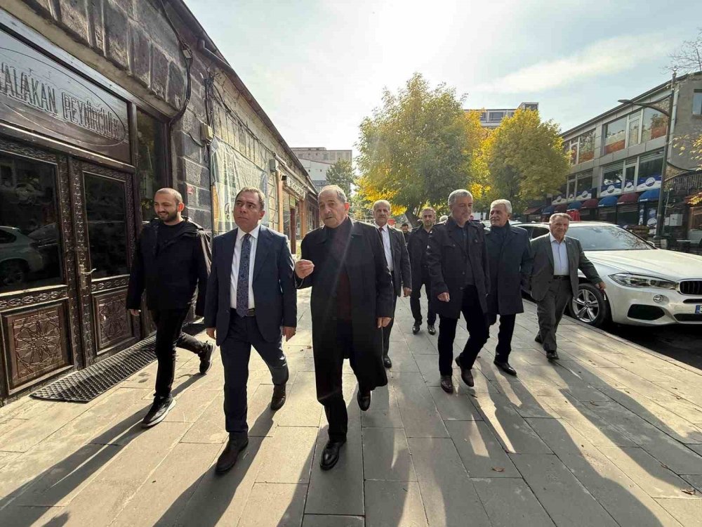 Kars Belediyesi’nden Esnafa Kaldırım Uyarısı.. İhlalde Para Cezası, Ruhsat İptali!