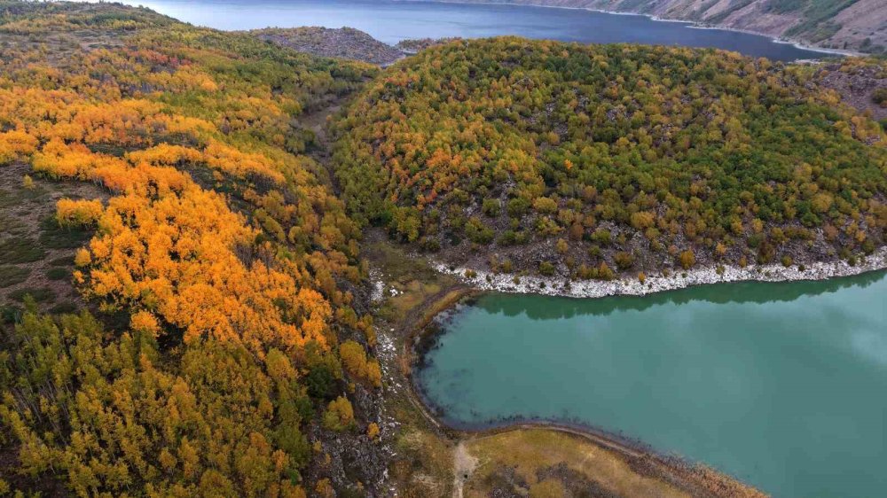 Nemrut Kalderası’nda Sonbahar.. Renkleriyle Fotoğraf Tutkunlarını Çekiyor!