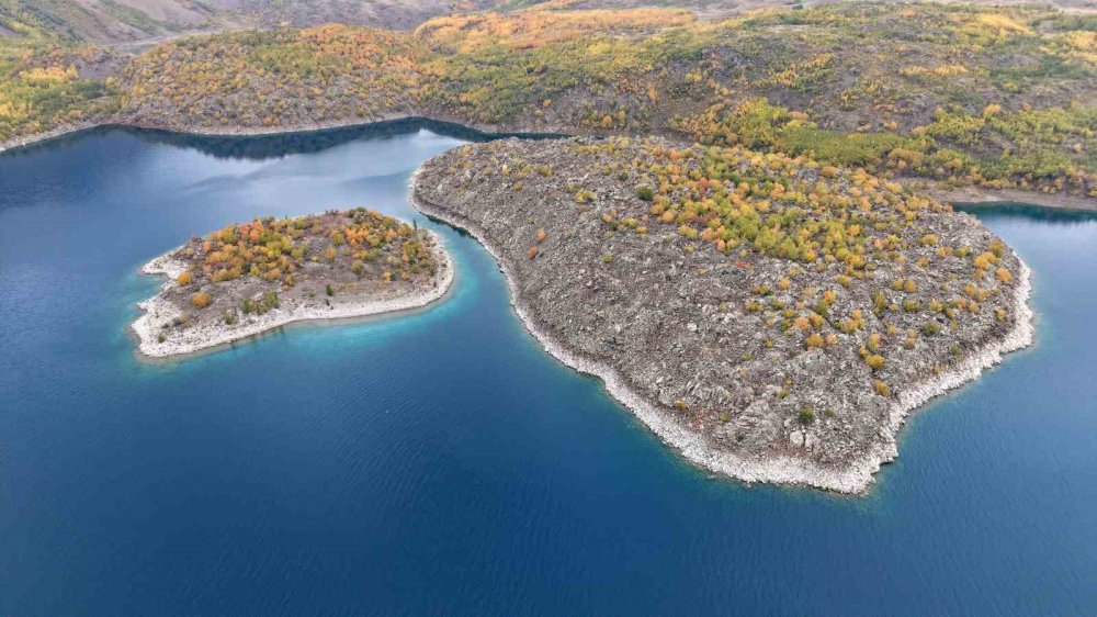 Nemrut Kalderası’nda Sonbahar.. Renkleriyle Fotoğraf Tutkunlarını Çekiyor!