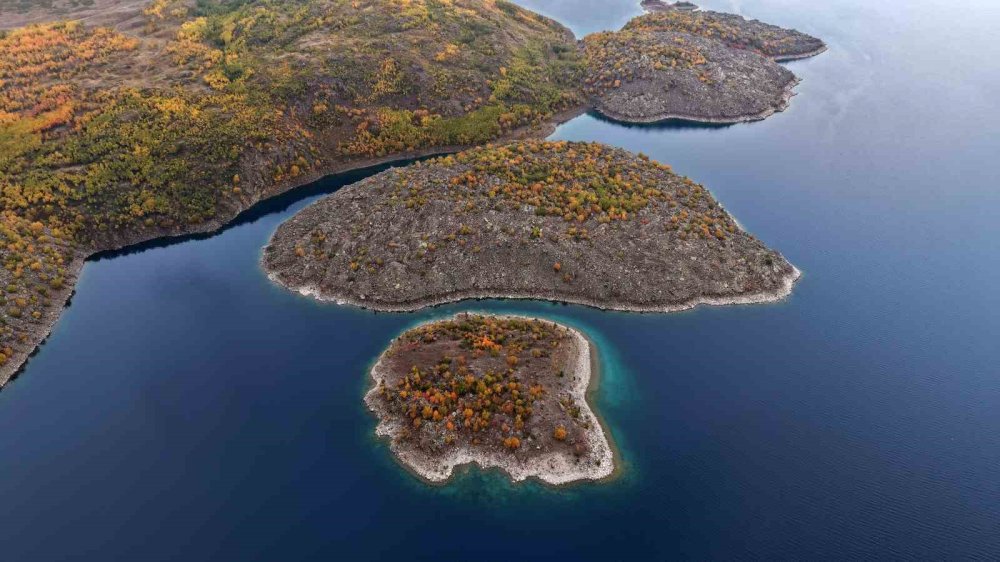 Nemrut Kalderası’nda Sonbahar.. Renkleriyle Fotoğraf Tutkunlarını Çekiyor!