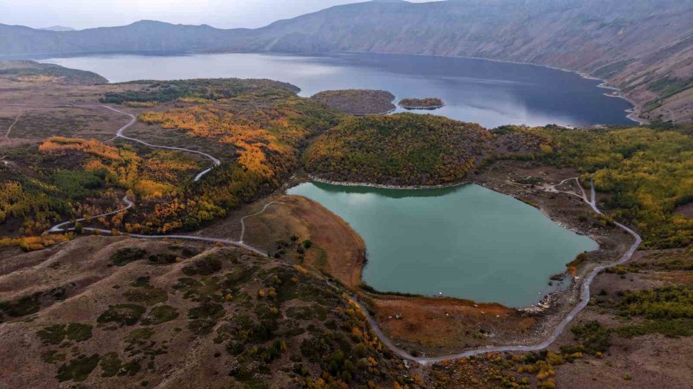 Nemrut Kalderası’nda Sonbahar.. Renkleriyle Fotoğraf Tutkunlarını Çekiyor!