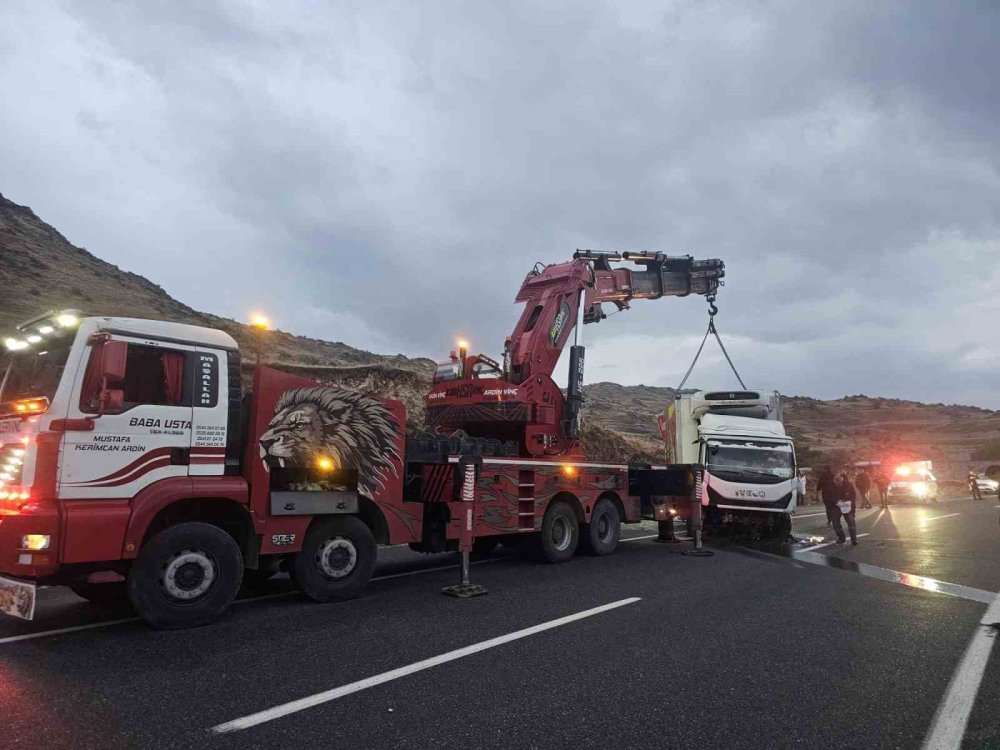 BİM’e Ait Kamyon Iğdır-Doğubayazıt Yolunda Devrildi.. Aynı Güzergâhta İkinci Kaza!