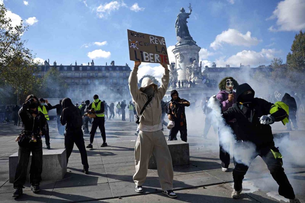 Fransa’da Hayat Pahalılığı Protestoları.. Paris’te Yangınlar, Ülke Genelinde 272 Gözaltı!