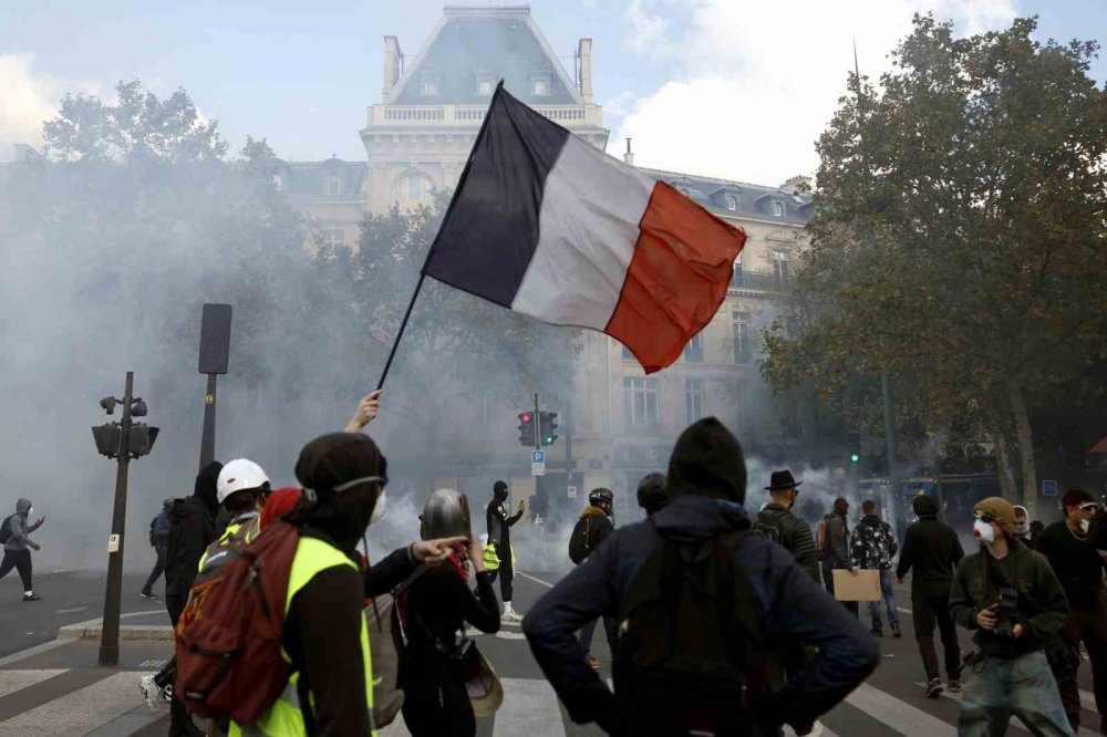 Fransa’da Hayat Pahalılığı Protestoları.. Paris’te Yangınlar, Ülke Genelinde 272 Gözaltı!