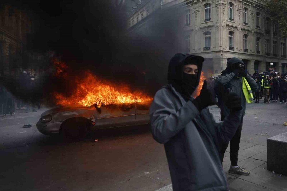 Fransa’da Hayat Pahalılığı Protestoları.. Paris’te Yangınlar, Ülke Genelinde 272 Gözaltı!