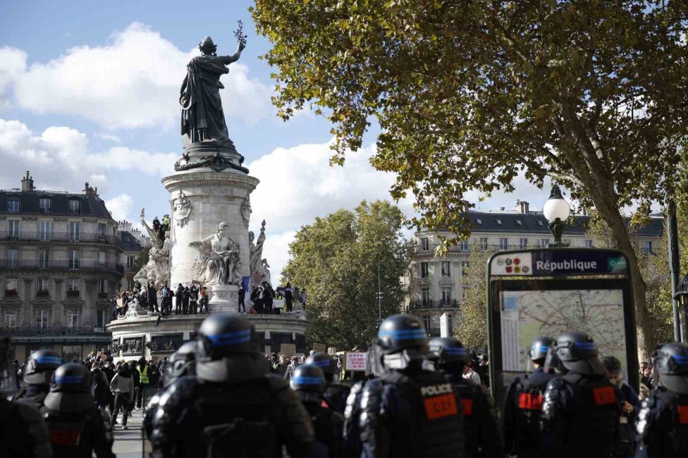 Fransa’da Hayat Pahalılığı Protestoları.. Paris’te Yangınlar, Ülke Genelinde 272 Gözaltı!
