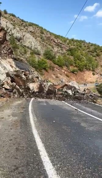 Şavşat’ta Yamaçtan Kopan Dev Kayalar Köy Yolunu Kapattı