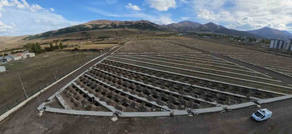 Erzurum’da Kışlık Mezar Mesaisi.. Don Öncesi Yüzlerce Yer Açıldı!