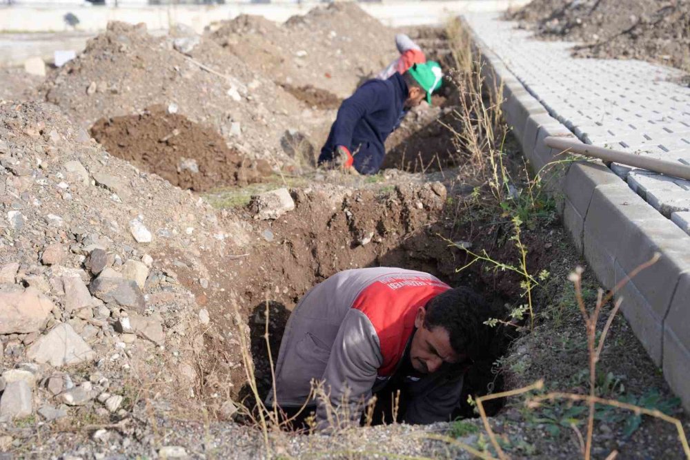 Erzurum’da Kışlık Mezar Mesaisi.. Don Öncesi Yüzlerce Yer Açıldı!