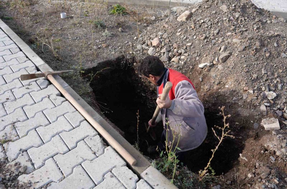 Erzurum’da Kışlık Mezar Mesaisi.. Don Öncesi Yüzlerce Yer Açıldı!