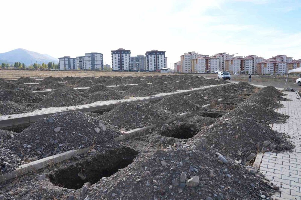 Erzurum’da Kışlık Mezar Mesaisi.. Don Öncesi Yüzlerce Yer Açıldı!