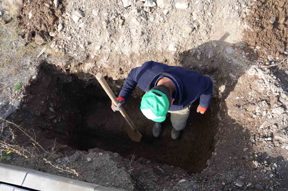 Erzurum’da Kışlık Mezar Mesaisi.. Don Öncesi Yüzlerce Yer Açıldı!
