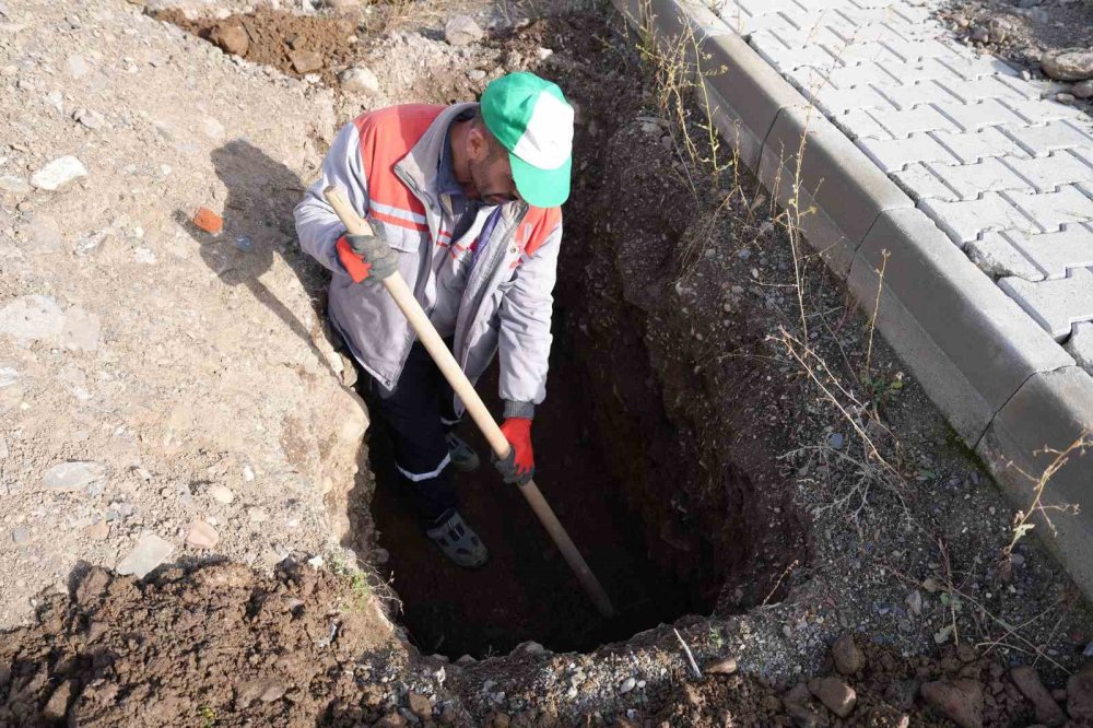 Erzurum’da Kışlık Mezar Mesaisi.. Don Öncesi Yüzlerce Yer Açıldı!
