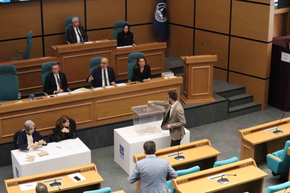 Üsküdar’da Muhalefetten Seçime Protesto.. CHP ve YENİ Parti Salona Girmedi!