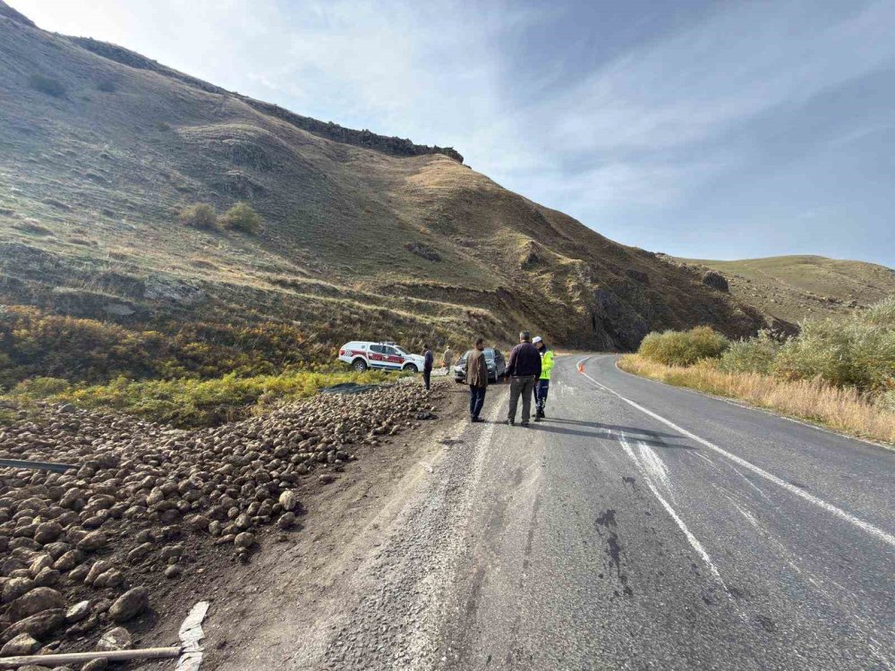 Ağrı ve Doğubayazıt Güzergahında İki TIR Kazası.. Bir Sürücü Yaralandı!