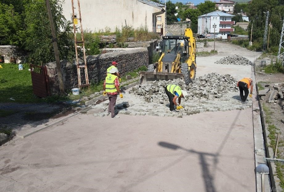 Ardahan’da Mahalle Yolları Yenileniyor.. Kilit Parke Çalışmaları Sürüyor!