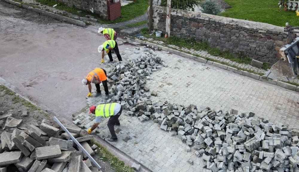 Ardahan’da Mahalle Yolları Yenileniyor.. Kilit Parke Çalışmaları Sürüyor!