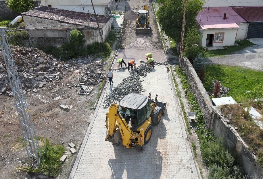 Ardahan’da Mahalle Yolları Yenileniyor.. Kilit Parke Çalışmaları Sürüyor!