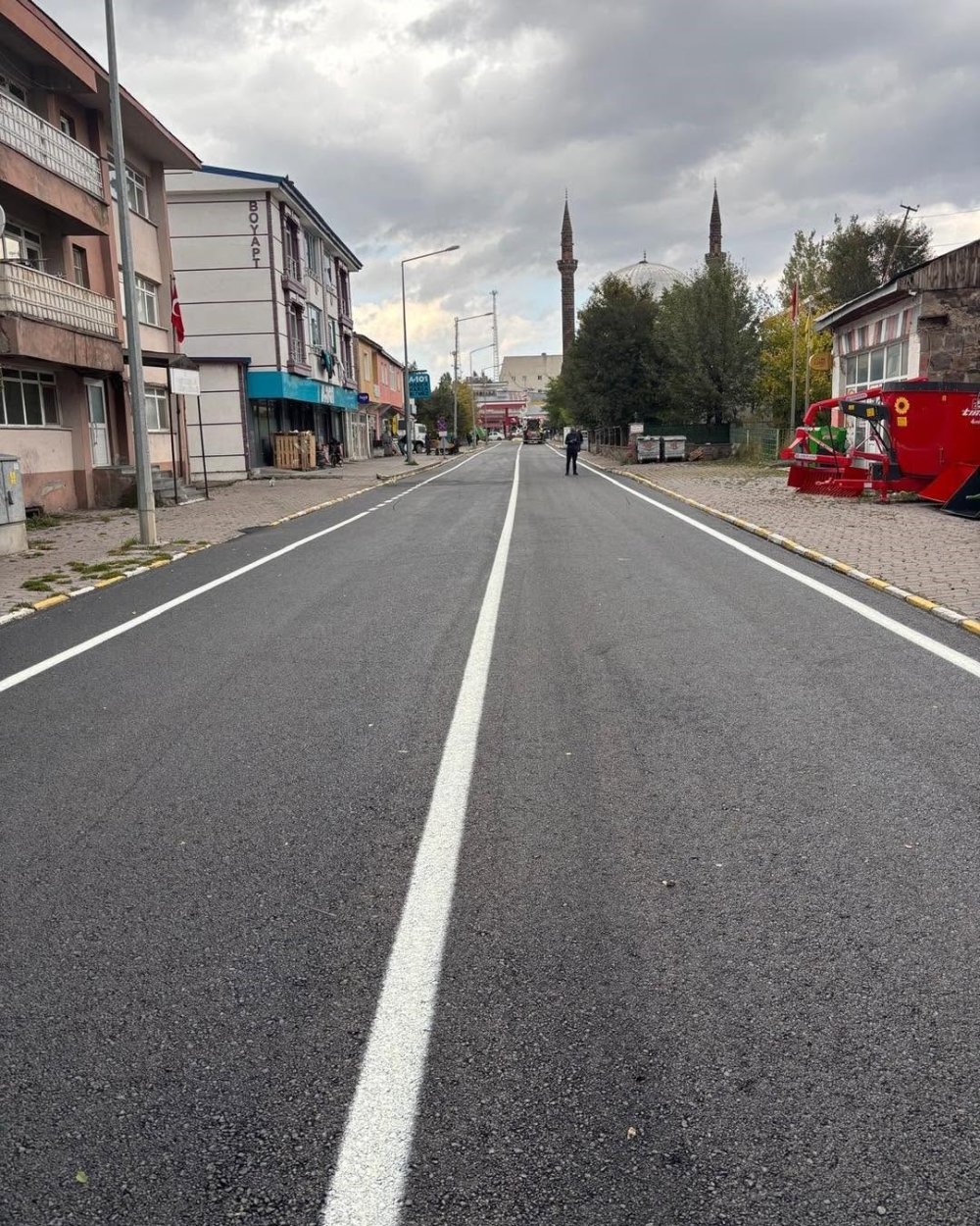 Arpaçay’da İlçe İçi Yollar Yenileniyor.. Fikret Avcı Caddesi Sıcak Asfaltla Kaplandı!