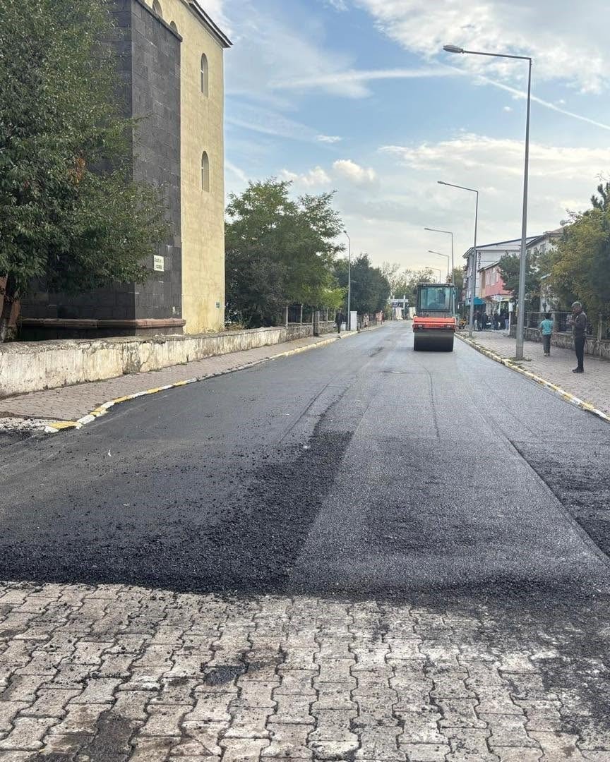 Arpaçay’da İlçe İçi Yollar Yenileniyor.. Fikret Avcı Caddesi Sıcak Asfaltla Kaplandı!