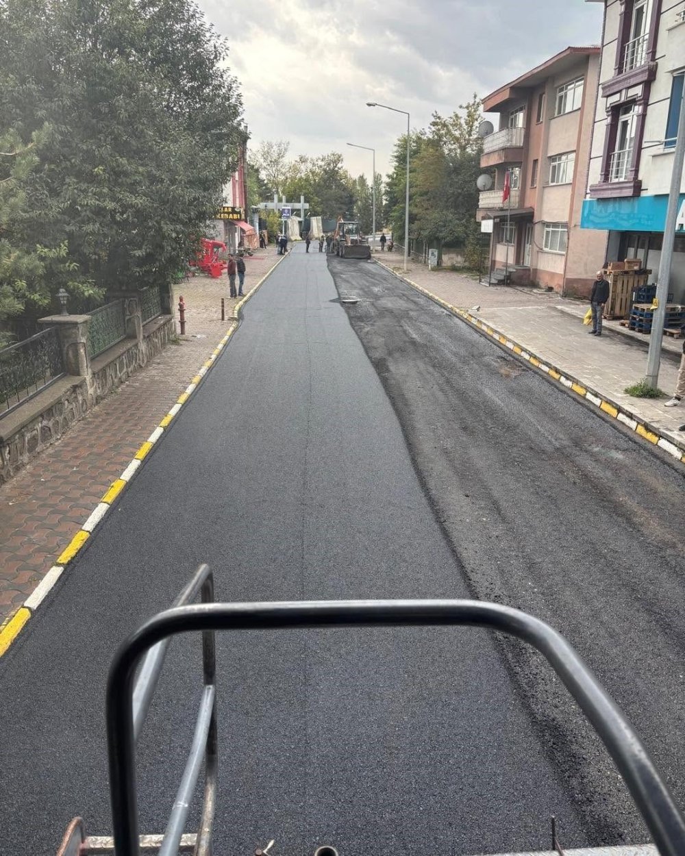 Arpaçay’da İlçe İçi Yollar Yenileniyor.. Fikret Avcı Caddesi Sıcak Asfaltla Kaplandı!