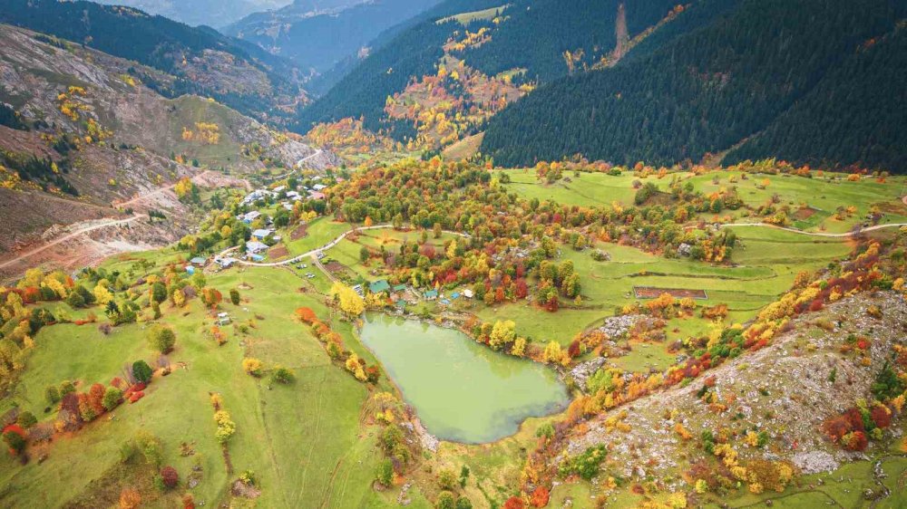 Artvin’de Sonbahar Manzaraları Öne Çıkıyor.. Yusufeli Barajı Dört Barajın Üretimini Artırdı!