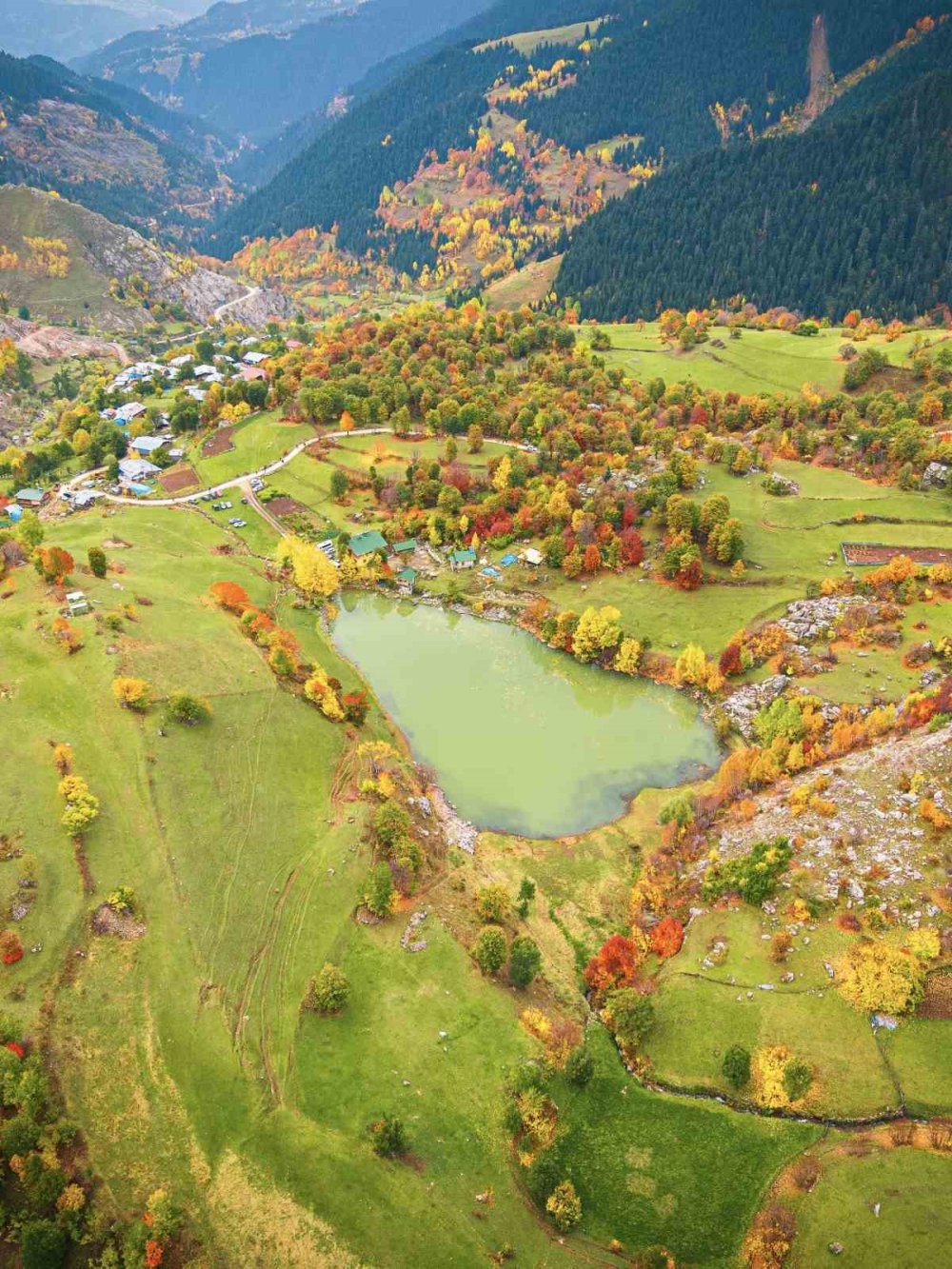 Artvin’de Sonbahar Manzaraları Öne Çıkıyor.. Yusufeli Barajı Dört Barajın Üretimini Artırdı!