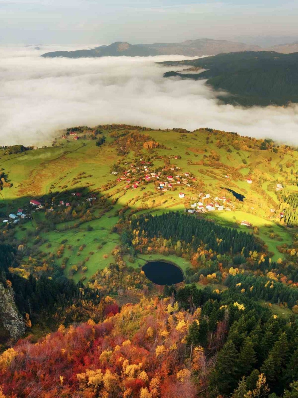 Artvin’de Sonbahar Manzaraları Öne Çıkıyor.. Yusufeli Barajı Dört Barajın Üretimini Artırdı!