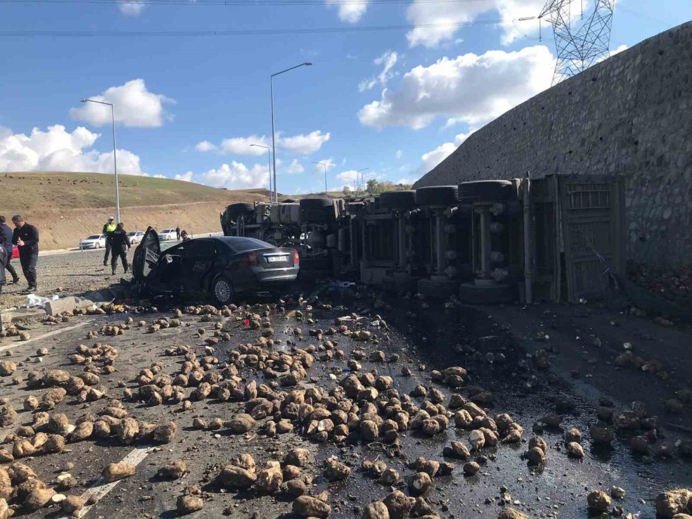 Ağrı’nın Hamur İlçesinde TIR ile Otomobil Çarpıştı.. 4 Kişi Öldü, Sürücü Yaralı!