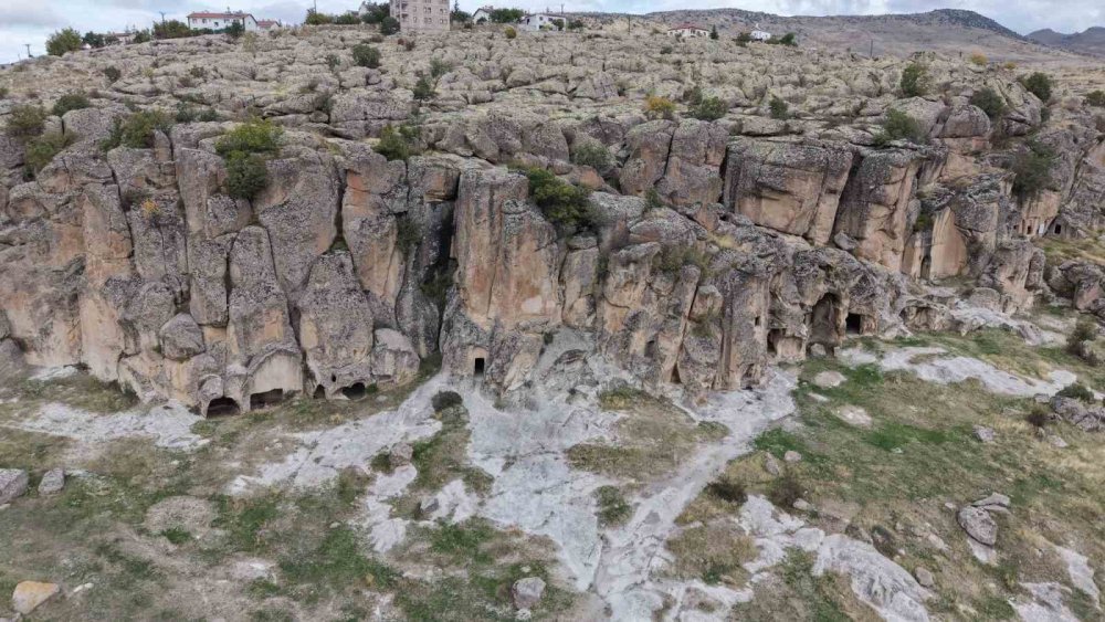 Aksaray'daki Manastır Vadisi Tarihi Yapılarıyla Dikkat Çekiyor.. Doğal Güzellikleri İlgi Görüyor!