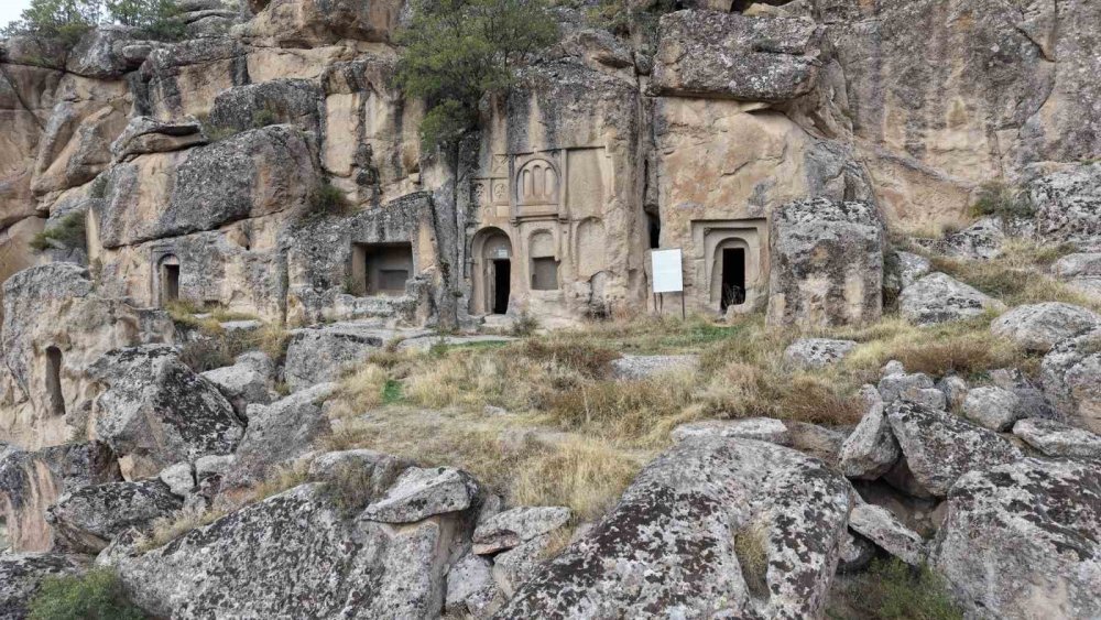 Aksaray'daki Manastır Vadisi Tarihi Yapılarıyla Dikkat Çekiyor.. Doğal Güzellikleri İlgi Görüyor!
