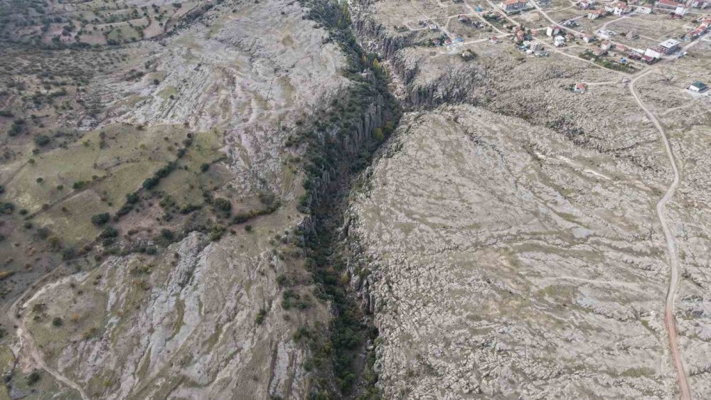 Aksaray'daki Manastır Vadisi Tarihi Yapılarıyla Dikkat Çekiyor.. Doğal Güzellikleri İlgi Görüyor!